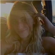 Diplomata in relazioni internazionali e marketing, conseguito certificazione di spagnolo; dele b2